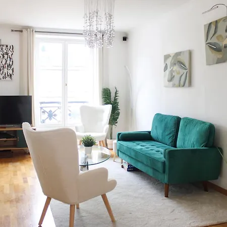 Spacious Duplex In The Heart Of